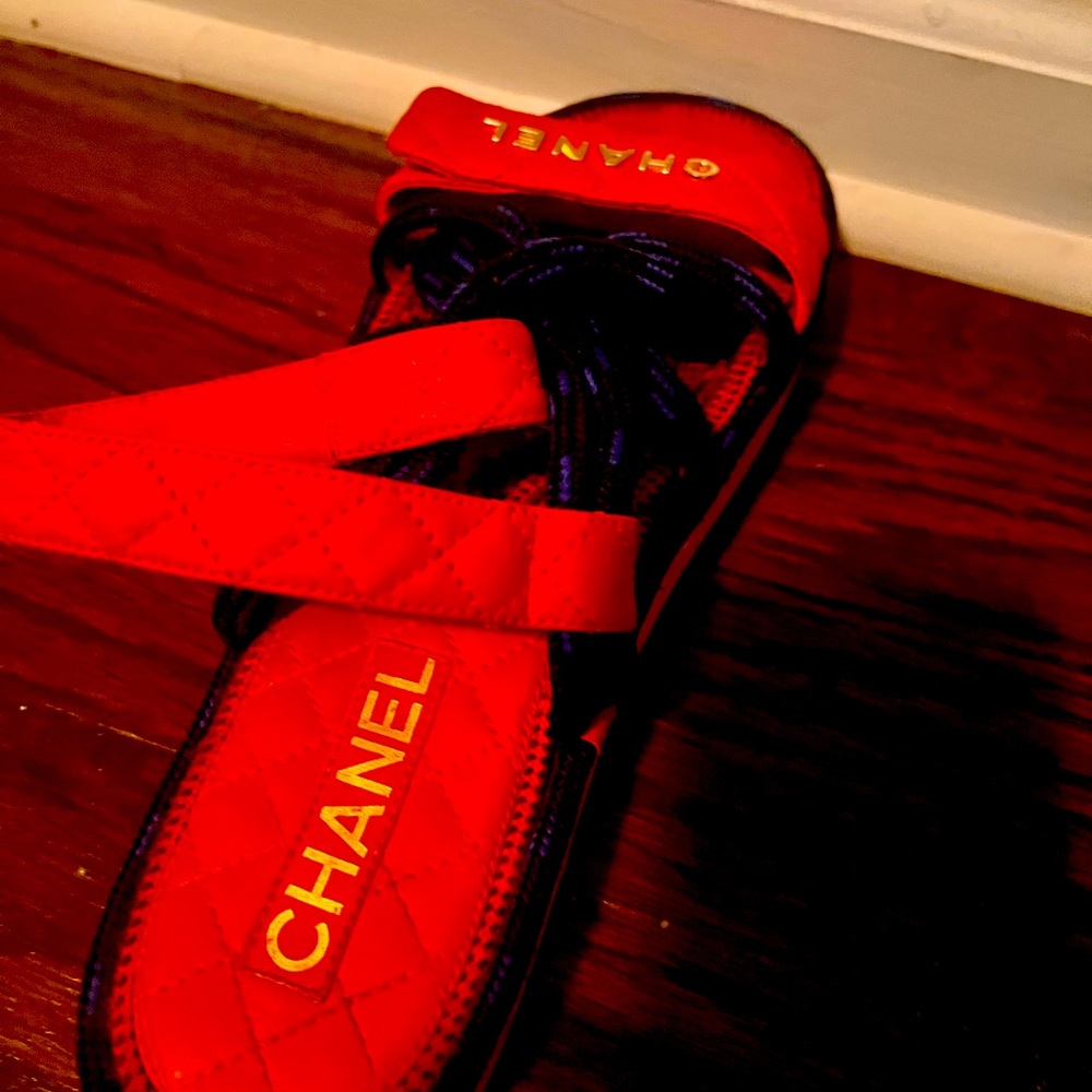 I LOST THIS SHOE AUGUST 11th at ATL AIRPORT BAGGAGE CLAIM AREA LOOKIN 4 LEFT 😭 - Picture 1 of 2